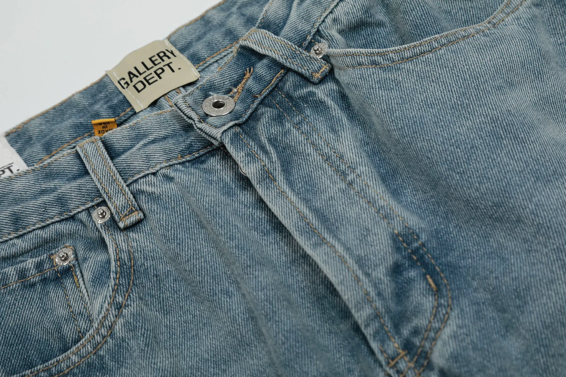 #8146 P290💰 Independent GALLERY DEPT. Vintage multi-leather spliced cross loose washed flared jeans - truly restore the ultimate texture of Vintage - original hardware accessories washed and other elevators, QR code analysis are all purchased from the original factory, high degree of restoration, you are welcome to compare with a certain product~ - Three-dimensional version Loose and comfortable, not picky about the body shape, taller and slimmer, factory Seiko, original factory quality control, same style for men and women, can be matched with couples, versatile recommendation, must-have jeans for all seasons -Size: 28 30 32 34 36